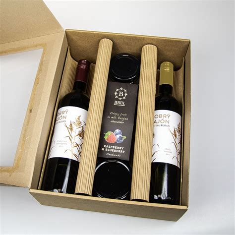 Darčekové balenie hry s fľašou vína