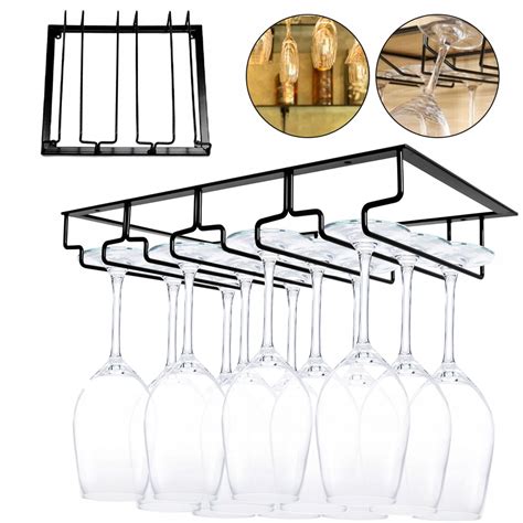 Držiak na poháre na víno zavesený v kuchynskej skrinke