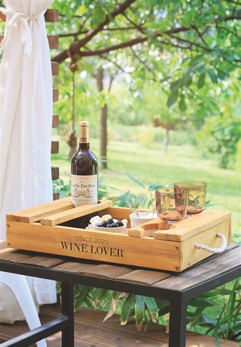 Ručne vyrobený drevený podnos na víno s pohármi