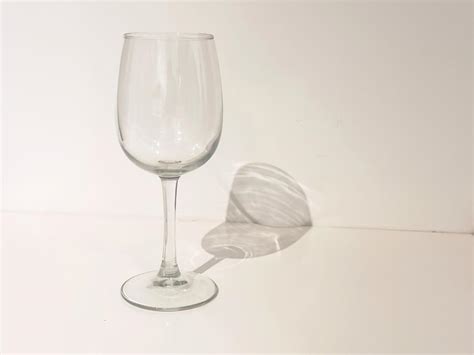 Ukážka správneho držania pohára na víno