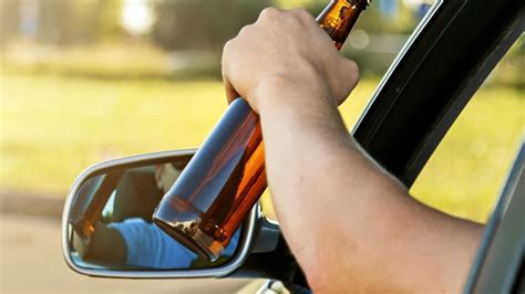 Ilustračné foto muža používajúceho alkohol tester