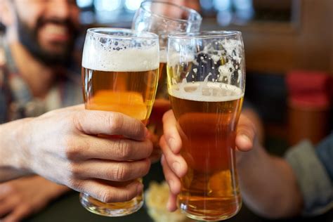 Ľudia pijúci pivo v krčme