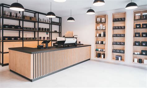 Interiér tradičného českého obchodu s remeselnými výrobkami