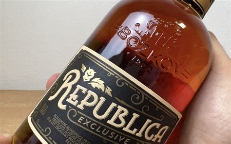 Ilustrácia fľaše kubánskeho rumu s detailným pohľadom na etiketu