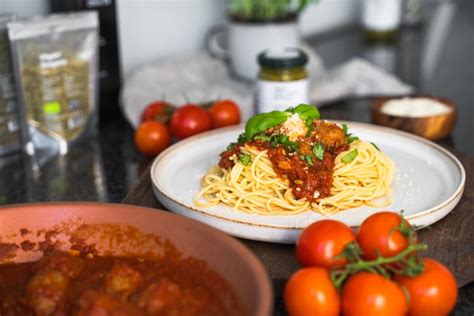 fľaša Frankovky Modrej vedľa misky s paradajkovou omáčkou