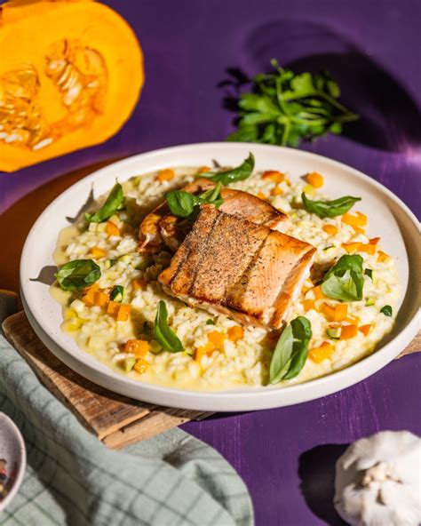 farebné rizoto s hľuzovkou a pohár bieleho vína