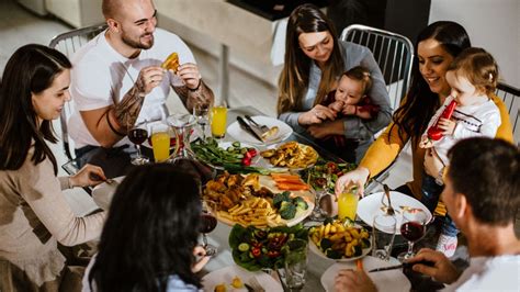 Ľudia v kruhu pri hre