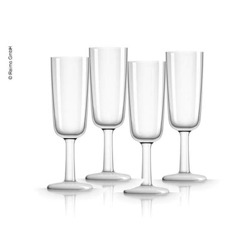 sada elegantných plastových pohárov na šampanské