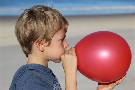 Človek s balónom pri ústach, mení sa mu hlas