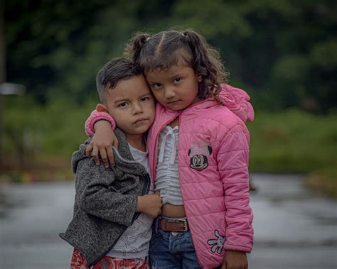 Symbolická fotografia dvoch ľudí, ktorí sa rozprávajú a podporujú