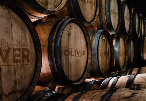 Dubové sudy s whisky