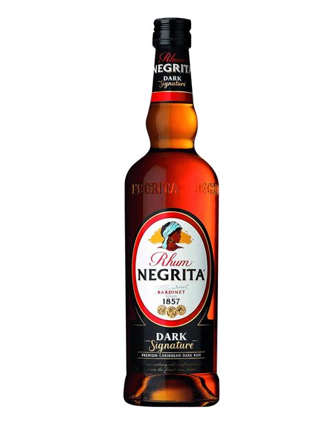 Fľaša Negrita Dark Rum s pohárom plným rumu