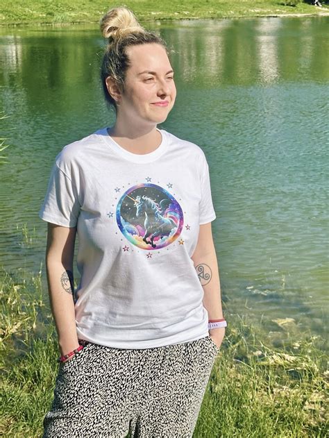 Kolekcia rôznych pánskych tričiek s pivnými motívmi