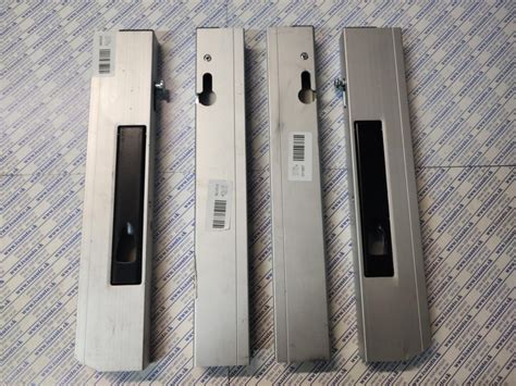 sada vínnych uzáverov a zátkovač