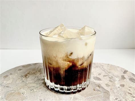 Pohár s koktailom White Russian