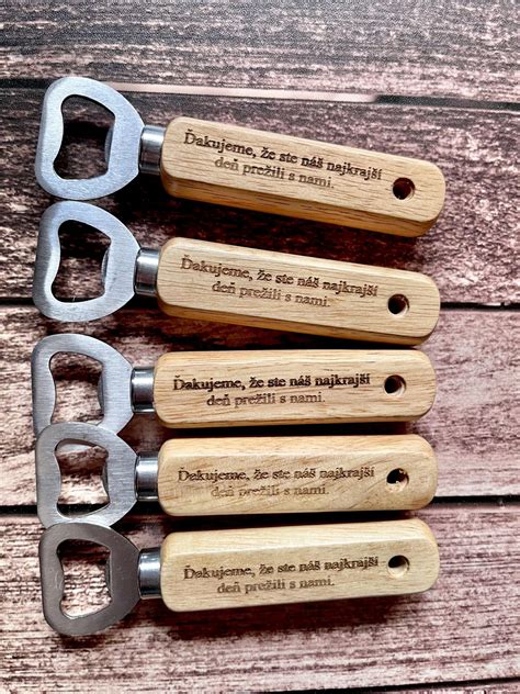 Drevený otvárač na pivo s gravírovaním