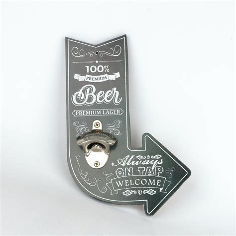 Otvárač na pivo zavesený na šnúrke