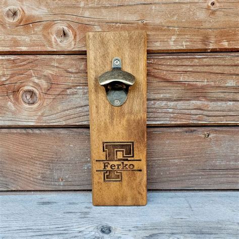 Drevený otvárač na pivo v prírodnom prostredí