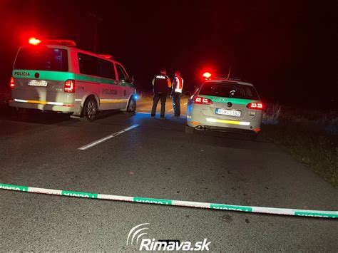 Chodec s reflexným prvkom v tme