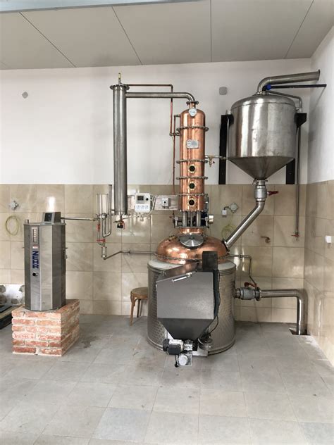 Diagram destilačného zariadenia s vyznačenými frakciami