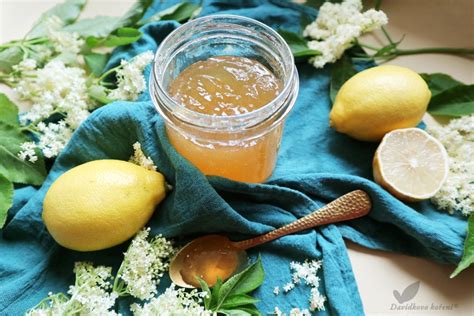 Fľaša s citrónovou kôrou zaliatou v alkohole