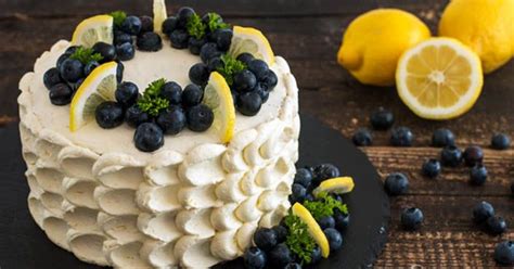 Torta s citrónovým krémom a ozdobená limoncello