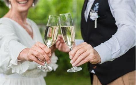 Výber rôznych fliaš alkoholu na prípitok