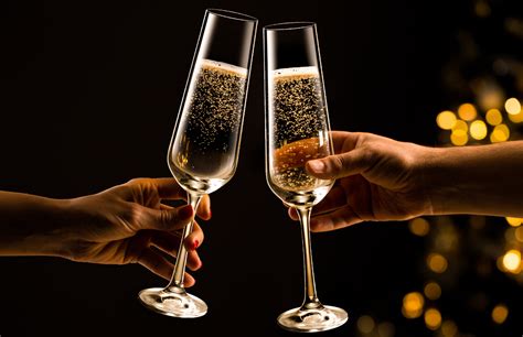 Silvestrovská oslava s ľuďmi popíjajúcimi šampanské