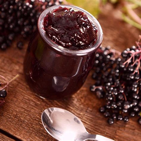 obraz bazy čiernej s kvietkami