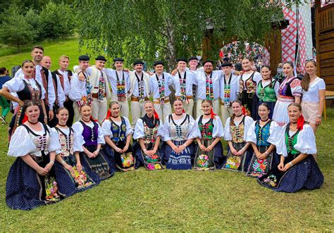 Folklórny súbor v tradičných krojoch