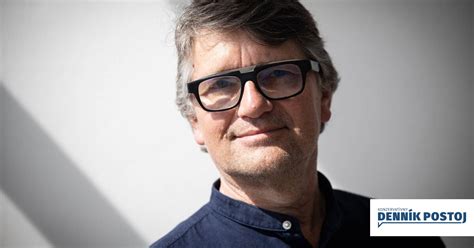 Ilustrácia zobrazujúca osobu, ktorá si kreslí vlastný obraz