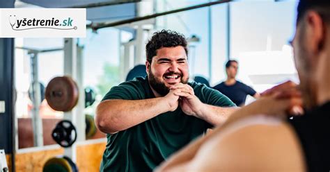 Človek cvičiaci v posilňovni s fľašou alkoholu vedľa