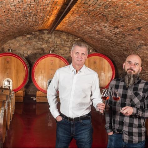 Návštevníci na degustácii vín vo vinárstve Víno Dious