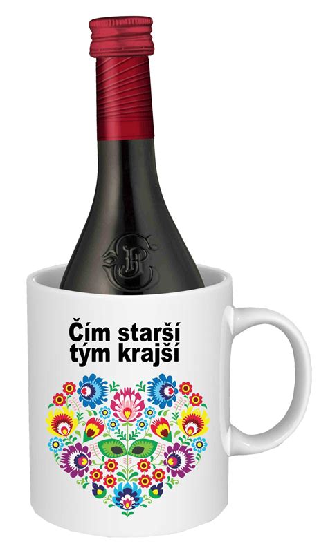 Hrnček s vareným vínom a koreninami