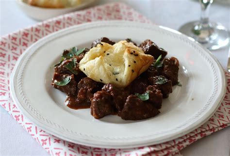 Fľaše s domácim vínom v pivnici