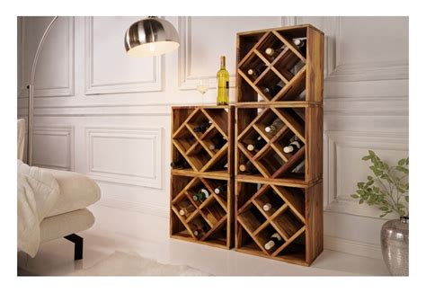 interiér vinotéky s regálmi plnými fliaš vína