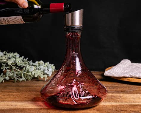 dekanter na víno s víno v ňom