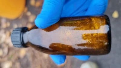 Ilustrácia fľaše s nebezpečnou tekutinou