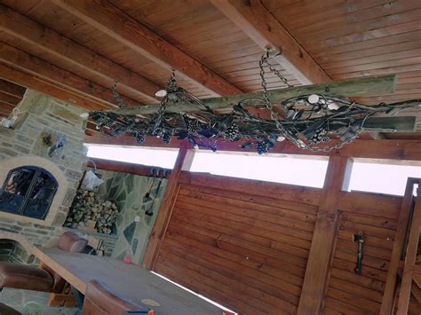 Debnár pracujúci na drevenom sude