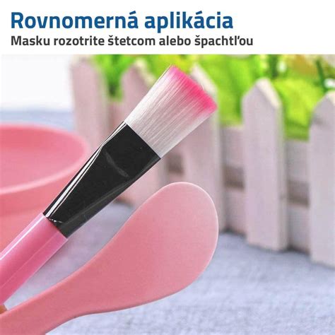 Dámska tvár s aplikáciou pleťovej masky
