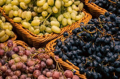 Rôzne druhy hrozna v debničkách