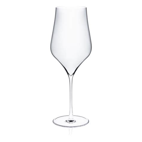 Sklenený pohár s červeným vínom, naklonený proti svetlu