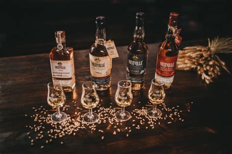 Ručne vyrezávaný obraz v Degustačnej miestnosti Nestville Distillery