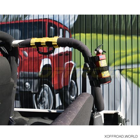 interiér hasiaceho prístroja s fľašou alkoholu a pohármi