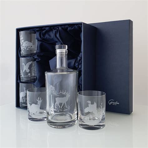 Fľaša a pohár s whisky