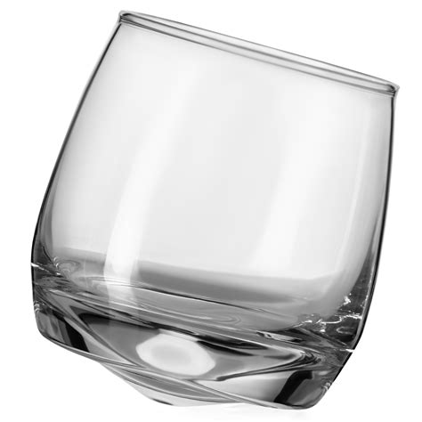 Súdy s whisky v starom sklade