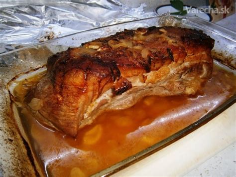 Servírovaný bravčový bôčik s prílohou