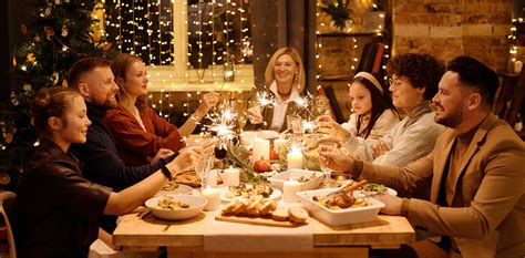 Rodina sediaca za stolom, jeden člen rodiny sa pozerá mimo, ostatní ho sledujú s obavou