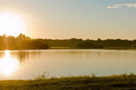 Fínsky polnočný slnko nad jazerom