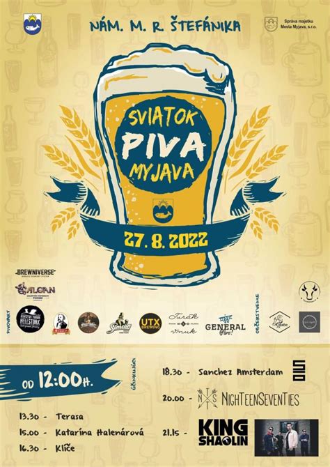 Festivalové námestie s ľuďmi popíjajúcimi pivo a počúvajúcimi hudbu